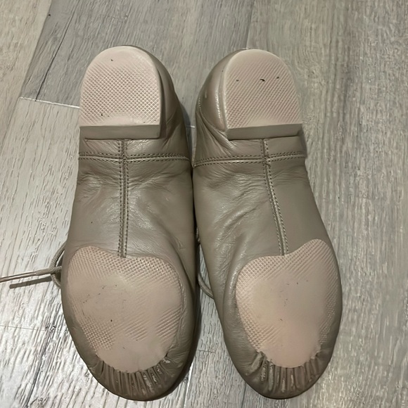Kids Capezio tan lace up jazz shoes - Picture 1 of 5